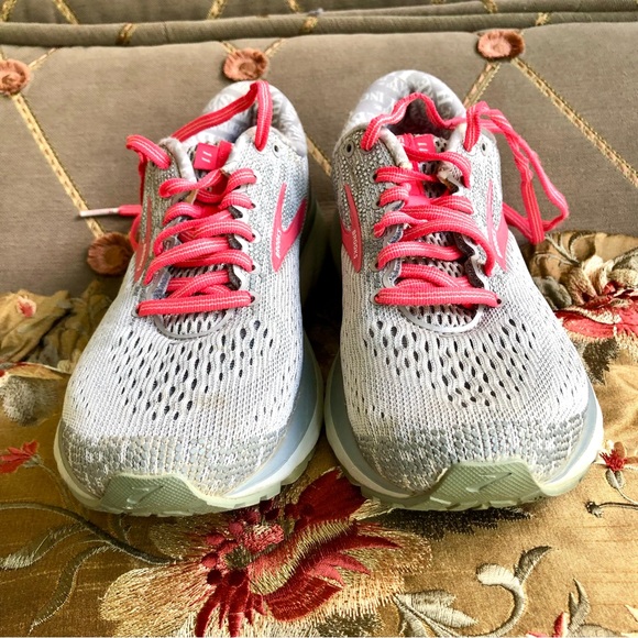 Brooks Ghost Sneakers 11 in Gray Fabric Upper and Pink Trim (7) - Picture 6 of 9